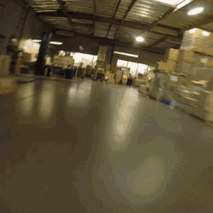 fpv-drone-racing-dans-un-hangar-gif