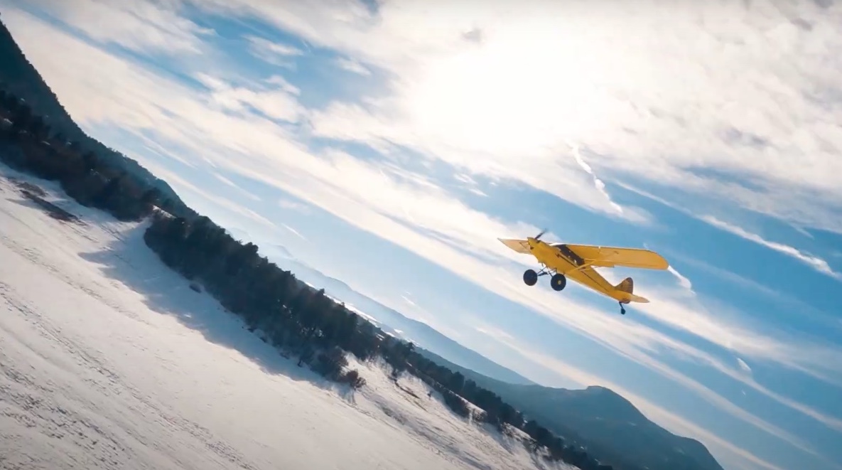 Vol FPV autour d'un avion Carbon Cub